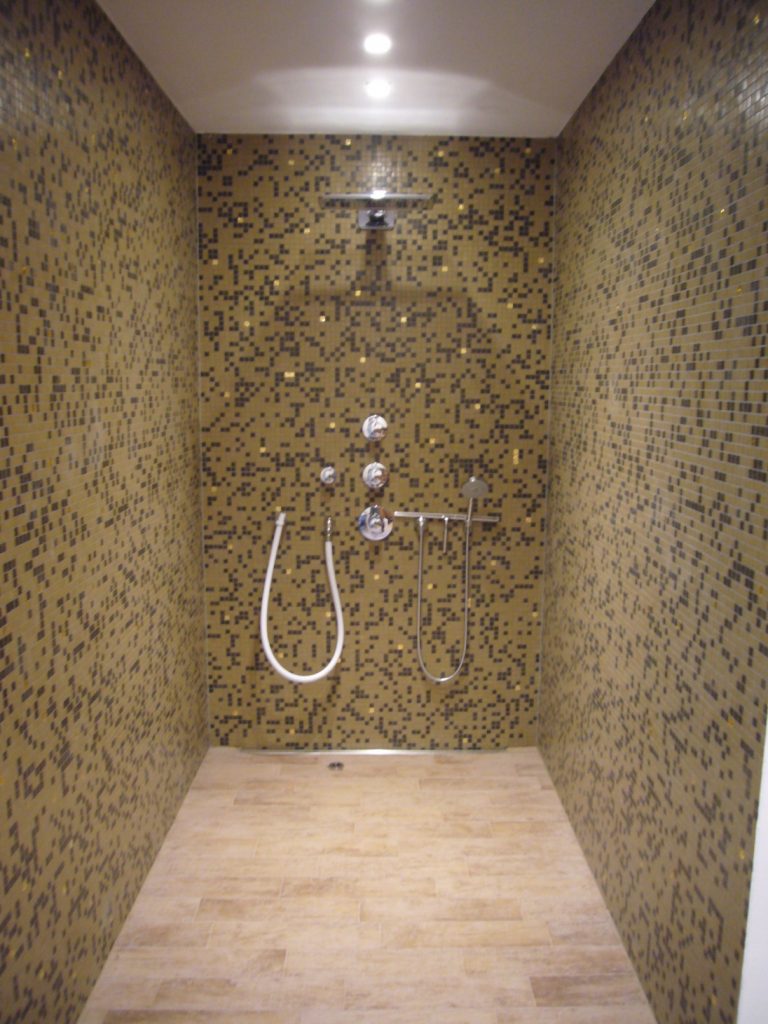 Mosaik Dusche mit Goldelementen